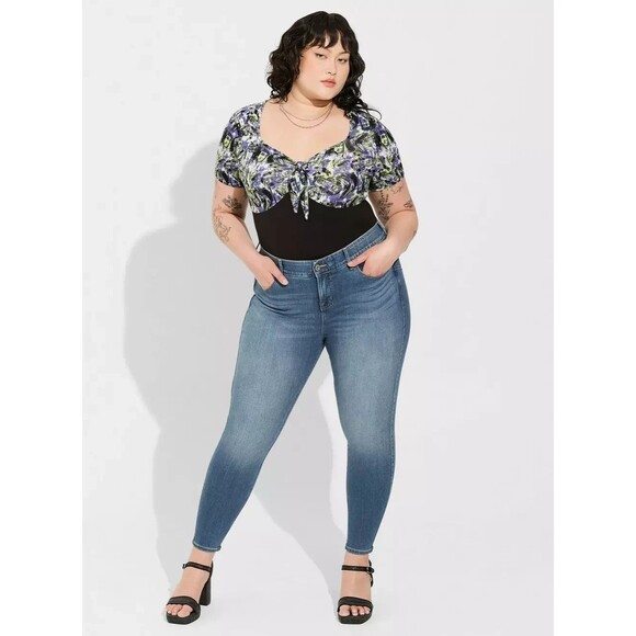 NWT Torrid x Beetlejuice Super Soft Tie Front Top Size 4 / 26 Plus (AS IS) - Picture 4 of 5